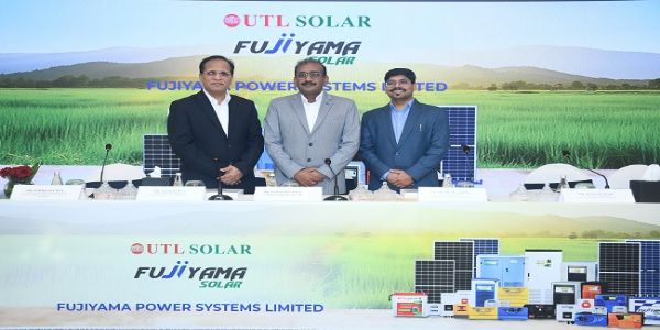 फुजियामा पावर सिस्टम्स के आईपीओ की जानकारी देते मुख्य कार्यकारी अधिकारी योगेश दुआ और अन्‍य