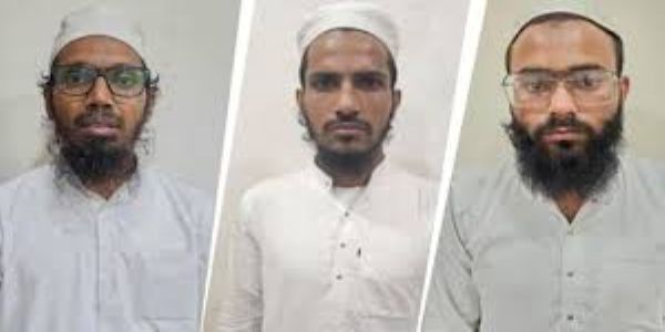 गुजरात आतंकवाद निरोधी दस्ते ने कल केंद्रीय एजेंसियों के साथ एक संयुक्त अभियान में अहमदाबाद के पास से आइएसआइएस से जुड़े 3 आतंकियों को गिरफ्तार किया गुजरात आतंकवाद निरोधी दस्ते ने कल केंद्रीय एजेंसियों के साथ एक संयुक्त अभियान में अहमदाबाद के पास से आइएसआइएस से जुड़े 3 आतंकियों को गिरफ्तार किया