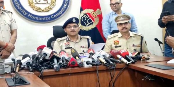 पुलिस कमिश्रर सत्येंद्र कुमार गुप्ता पत्रकार वार्ता के दौरान जानकारी देते हुए