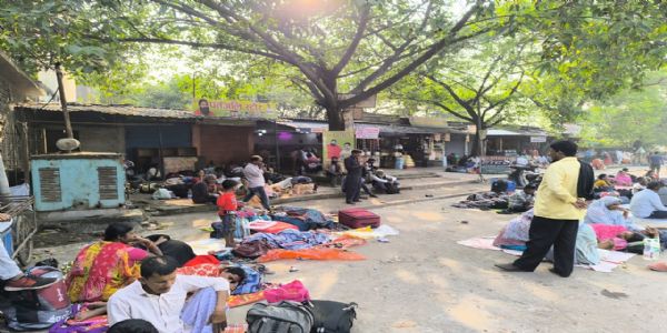 अररिया फोटो:बॉर्डर पर सड़क पर डेरा डंडा डाले पश्चिम बंगाल के लोग