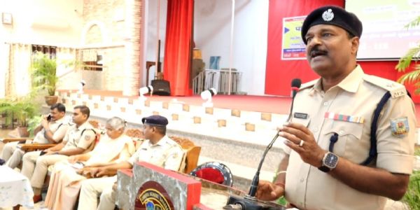 पुलिस की पाठशाला में छात्रों को साइबर क्राइम और ट्रैफिक नियमों की मिली जानकारी
