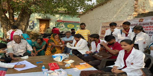 एमजीयूजी के रासेयो स्वयंसेवकों ने लगाया स्वास्थ्य परीक्षण शिविर
