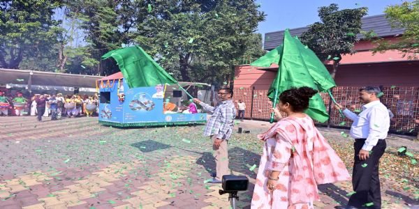 मुख्यमंत्री और विधायक ने प्रचार वाहनों को हरी झंडी दिखाकर किया रवाना