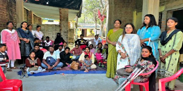 मंदबुद्धि दिव्यांग बच्चों के बीच चार्म्‍स संस्‍था ने किया वस्त्र-भोजन का वितरण