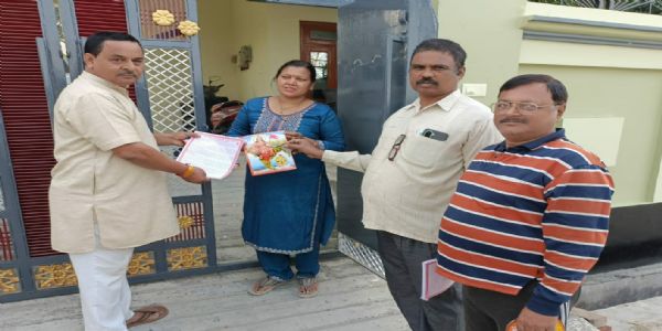 संघ के सौ साल के कार्य बताने घर घर पहुंच रही स्वयंसेवकों की टोली