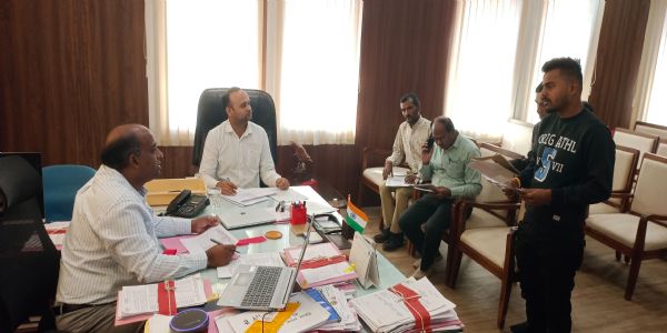 राजगढ़ः लापरवाही बरतने पर सहायक राजस्व निरीक्षक निलंबित, दो सीएमओ को नोटिस