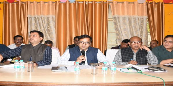 एसआईआर की समीक्षा बैठक - डीएम ने लापरवाह कर्मियों का वेतन काटने व निलंबित करने के दिए निर्देश