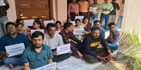 केशपुर कॉलेज में वेतन संकट, शिक्षकों का धरना प्रदर्शन