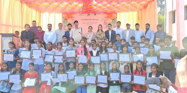 मेधावी बच्चों के बीच एनएचएआई ने बांटी छात्रवृति