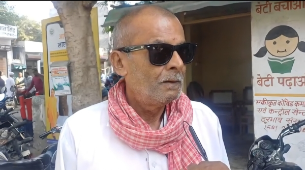 सुशील राय एसएसपी कार्यालय के बाहर, अवैध शराब से अपने भतीजे की मौत की न्याय की गुहार लगाते हुए। सुशील राय एसएसपी कार्यालय के बाहर, अवैध शराब से अपने भतीजे की मौत की न्याय की गुहार लगाते हुए।