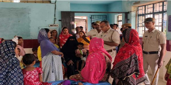 अंगनवाड़ी केंद्र की खिचड़ी में मिला सांप का खोल, 20 बच्चे बीमार