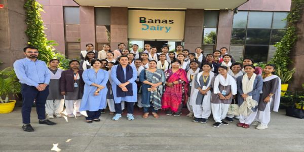 विद्यार्थियों ने बनास डेयरी का किया औद्योगिक भ्रमण, जानी दुग्ध उत्पादन की बारीकियां