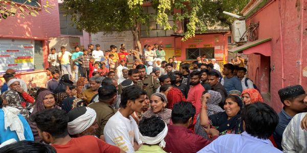 मां को दफनाने आये बेटे की हुई हत्या