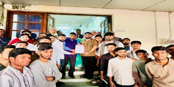 अभाविप ने जवाहरलाल कृषि विश्वविद्यालय में प्रदर्शन कर सौंपा ज्ञापन