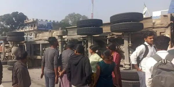 अंबिकापुर-बिलासपुर नेशनल हाईवे पर पलटा कोयला लोड ट्रेलर, दो बच्चे घायल, ग्रामीणों ने ढाई घंटे तक किया चक्काजाम