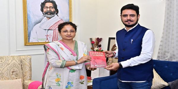 तनुज खत्री ने विधायक कल्पना सोरेन को भेंट की अपनी पुस्तक 