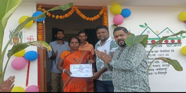 विधायक ने अबुआ आवास योजना के लाभुकों को कराया गृह प्रवेश