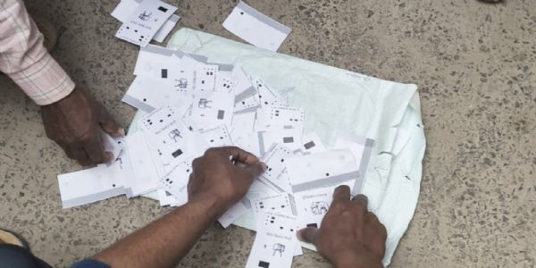 सुगौली में मतदान के दूसरे दिन बूथ पर फेका मिला वीवीपैट का पर्ची