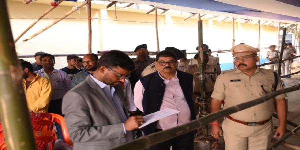 वज्रगृह में त्रि-स्तरीय सुरक्षा व्यवस्था के बीच रखा गया ईवीएम,डीएम एसपी ने अधिकारियों के साथ सुरक्षा का लिया जायजा