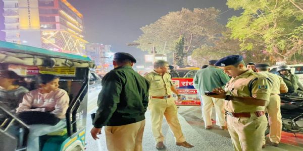 पुलिस जांच के दौरान कार से मिले 15 लाख