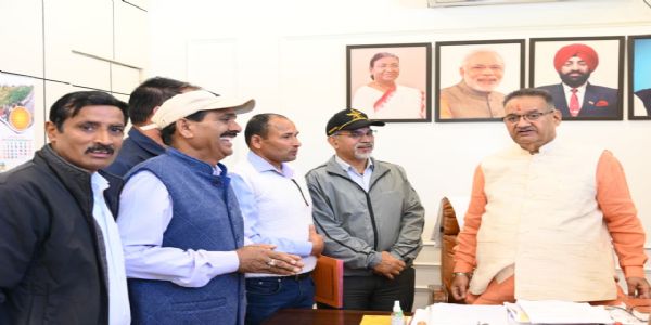 खत्याड़ी गांव लोगों ने ग्राम्य विकास मंत्री से मुलाकात कर सड़क के डामरीकरण की मांग