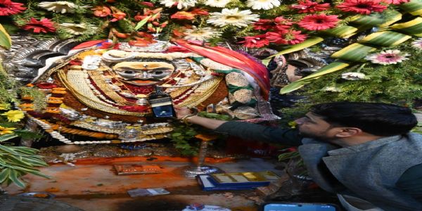 भैरवाष्टमी पर काशी में कालभैरव और लाटभैरव के दरबार में उमड़ी श्रद्धालुओं की भीड़