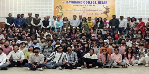 हिसार : ट्रॉफी विद्यार्थियों की मेहनत, अनुशासन और समर्पण का परिणाम : डॉ. विक्रमजीत