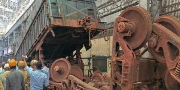 आदित्यपुर रेलवे यार्ड में दो मालगाड़ियां आपस में टकराईं, बड़ा हादसा टला