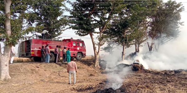 अधिकारियों को खेतों में जलती मिली पराली, फायर बिग्रेड की मदद से बुझाया गया