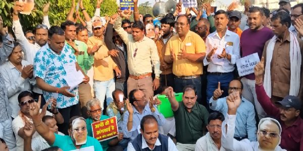 धमतरी :उपायुक्त सहकारिता को निलंबित करने की मांग  को लेकर कर्मचारियों ने निकाली रैली