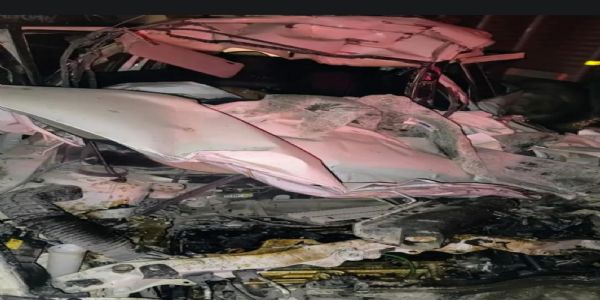 ट्रेलर से भिड़ी कार, युवक-युवती की मौके पर मौत