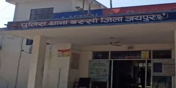 किराएदार महिला ने पानी की टंकी पर चढ़ कपड़ों पर छिडका केसोसीन