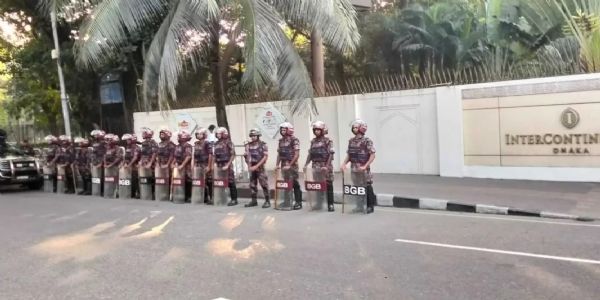 बांग्लादेश की राजधानी ढाका में तैनात बॉर्डर गार्ड बांग्लादेश । फोटो - ढाका ट्रिब्यून बांग्लादेश की राजधानी ढाका में तैनात बॉर्डर गार्ड बांग्लादेश । फोटो - ढाका ट्रिब्यून