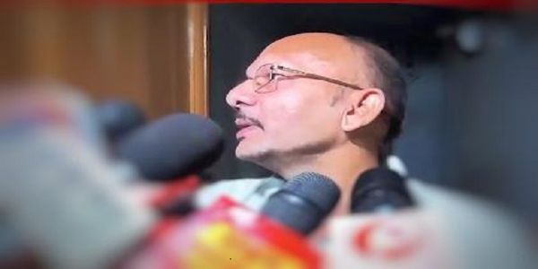 मीडिया से बातचीत करते शाहीन का भाई शोएब मीडिया से बातचीत करते शाहीन का भाई शोएब