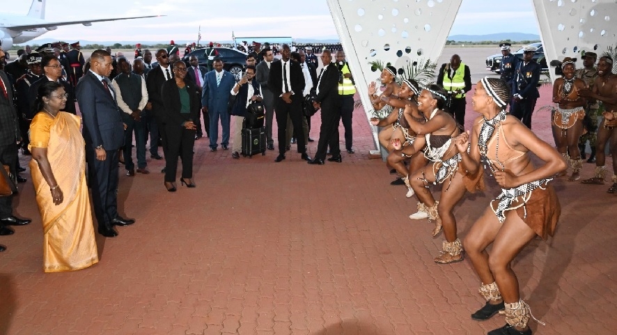 भारत की राष्ट्रपति द्रौपदी मुर्मु अफ्रीका की अपनी दो देशों की यात्रा के अंतिम चरण में बोत्सवाना पहुंच चुकी हैं। यह फोटो राष्ट्रपति भवन ने अपने एक्स हैंडल पर साझा किए हैं।