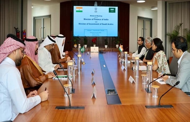 सऊदी अरब के निवेश मंत्री खालिद अल फलीह से मुलाकात करते वित्त मंत्री सीतारमण सऊदी अरब के निवेश मंत्री खालिद अल फलीह से मुलाकात करते वित्त मंत्री सीतारमण