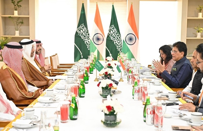 सऊदी अरब के निवेश मंत्री खालिद अल फलीह से मुलाकात करते पीयूष गोयल सऊदी अरब के निवेश मंत्री खालिद अल फलीह से मुलाकात करते पीयूष गोयल
