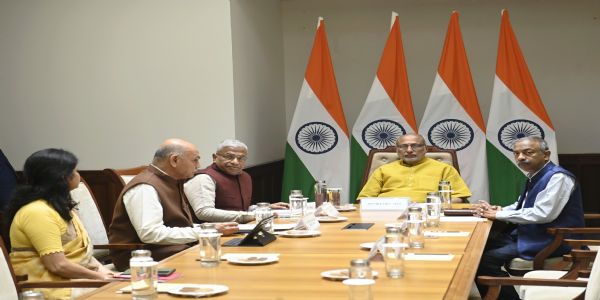 राज्यसभा के सभापति सी. पी. राधाकृष्णन, उपसभापति हरिवंश और अन्य वरिष्ठ अधिकारी बैठक में विचार-विमर्श करते हुए राज्यसभा के सभापति सी. पी. राधाकृष्णन, उपसभापति हरिवंश और अन्य वरिष्ठ अधिकारी बैठक में विचार-विमर्श करते हुए