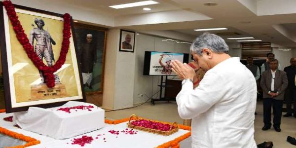 रेल मंत्री अश्विनी वैष्णव रेल भवन में भगवान बिरसा मुंडा की तस्वीर पर पुष्प अर्पित कर उन्हें श्रद्धासुमन अर्पित हुए