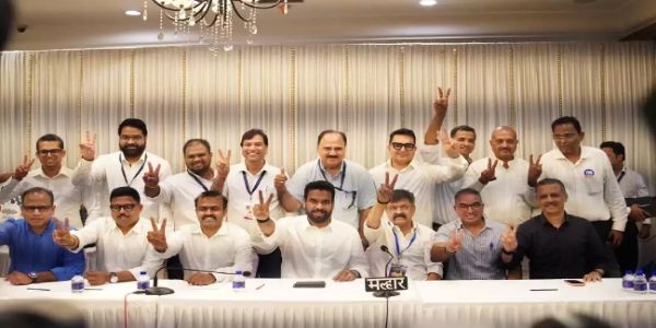 अजिंक्य नाइक अपने पैनल के सदस्यों के साथ