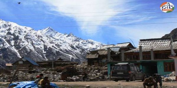 चित्र 1- नेगी, हिमाचल प्रदेश के किन्नौर जिले के सांगला गांव का है जो वृहत हिमालय में तिब्बत की सीमा के नजदीक है। तस्वीर सांगला से बीस किलोमीटर दूर छितकुल गांव का है।