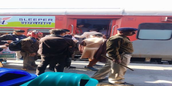 मुरादाबाद रेलवे स्टेशन पर चला किलेबंदी टिकट चेकिंग अभियान, वसूले 1,73,530 रुपए