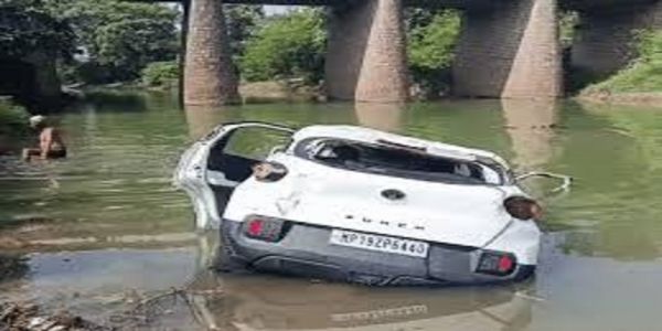 सतना: बेकाबू कार बरुआ नदी में गिरी, डॉक्टर की मौत, पुलिस जांच जारी