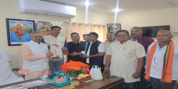 धमतरी:परिचय सम्मेलन में मंत्री टंकराम को न्यौता देने पहुंचा सिन्हा समाज