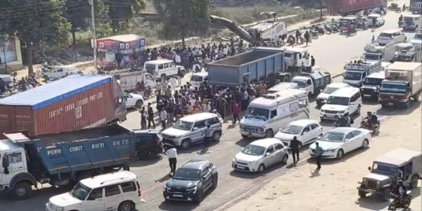 तेज रफ्तार डंपर ने बाइक सवार कुचला, दूसरा साथी उछलकर दूर गिरा