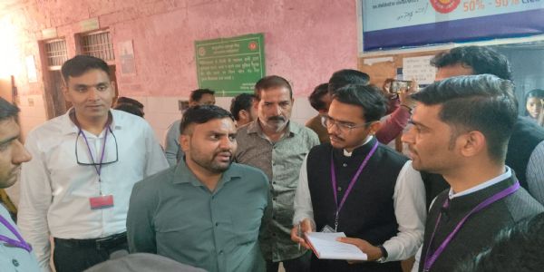 प्रशिक्षु आईएएस दल ने कायमगंज सीएचसी का किया निरीक्षण, गंदगी देख जताई नाराजगी