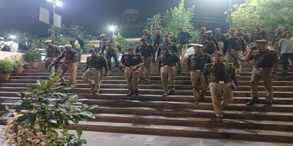 गंगा घाटों की सुरक्षा सर्वोच्च प्राथमिकता, पुलिस हर स्थिति से निपटने के लिए सतर्क: पुलिस कमिश्नर