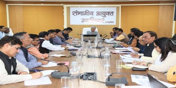 प्राथमिकता वाली योजनाओं को संभाग में प्रभावी ढंग से मूर्तरूप दें: संभागीय आयुक्त