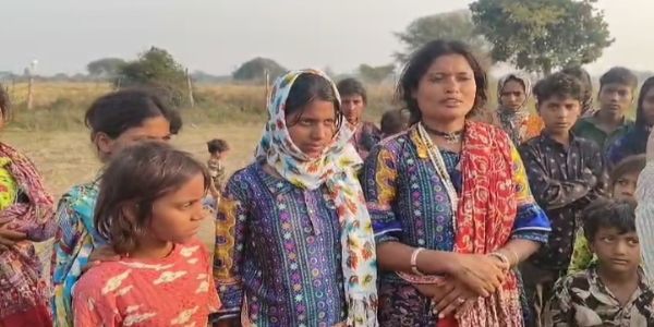 घुमंतुओं की झोपड़ियों में पुलिस का कहर, महिलाओं से मारपीट