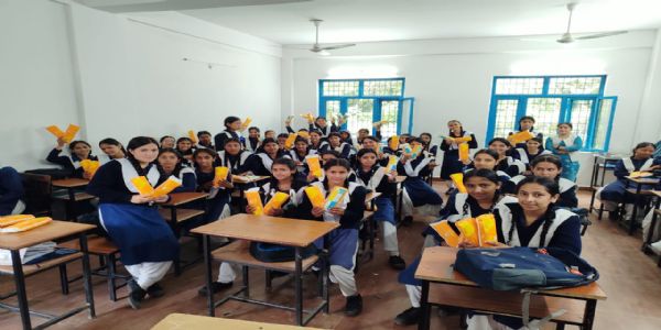 रेडक्रॉस ने स्कूली छात्राओं को वितरण किया सेनेटरी पेड